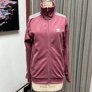 Adidas jacket size small not sure if it’s men or women.